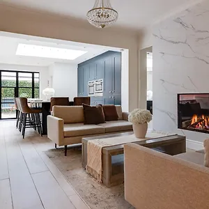  Holiday home Luxury Georgian Townhouse With Cinema And Parking